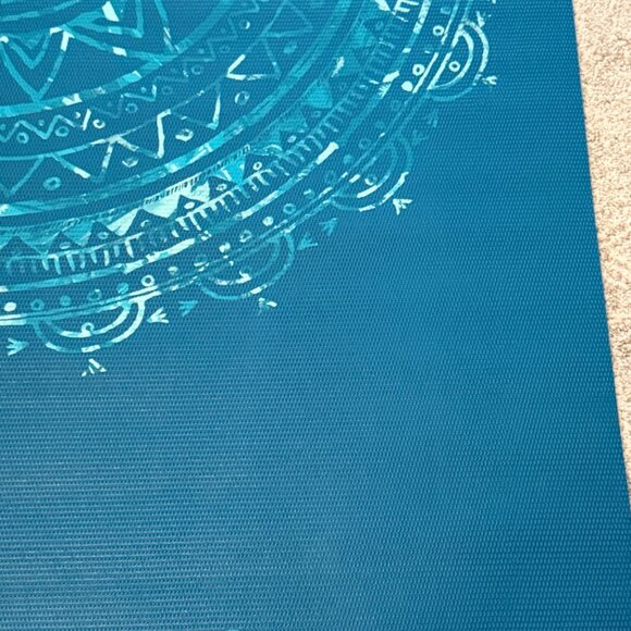 Crocheted Gray Yoga Mat Bag Includes Gaiam Blue Printed Medallion Mat - Picture 8 of 8